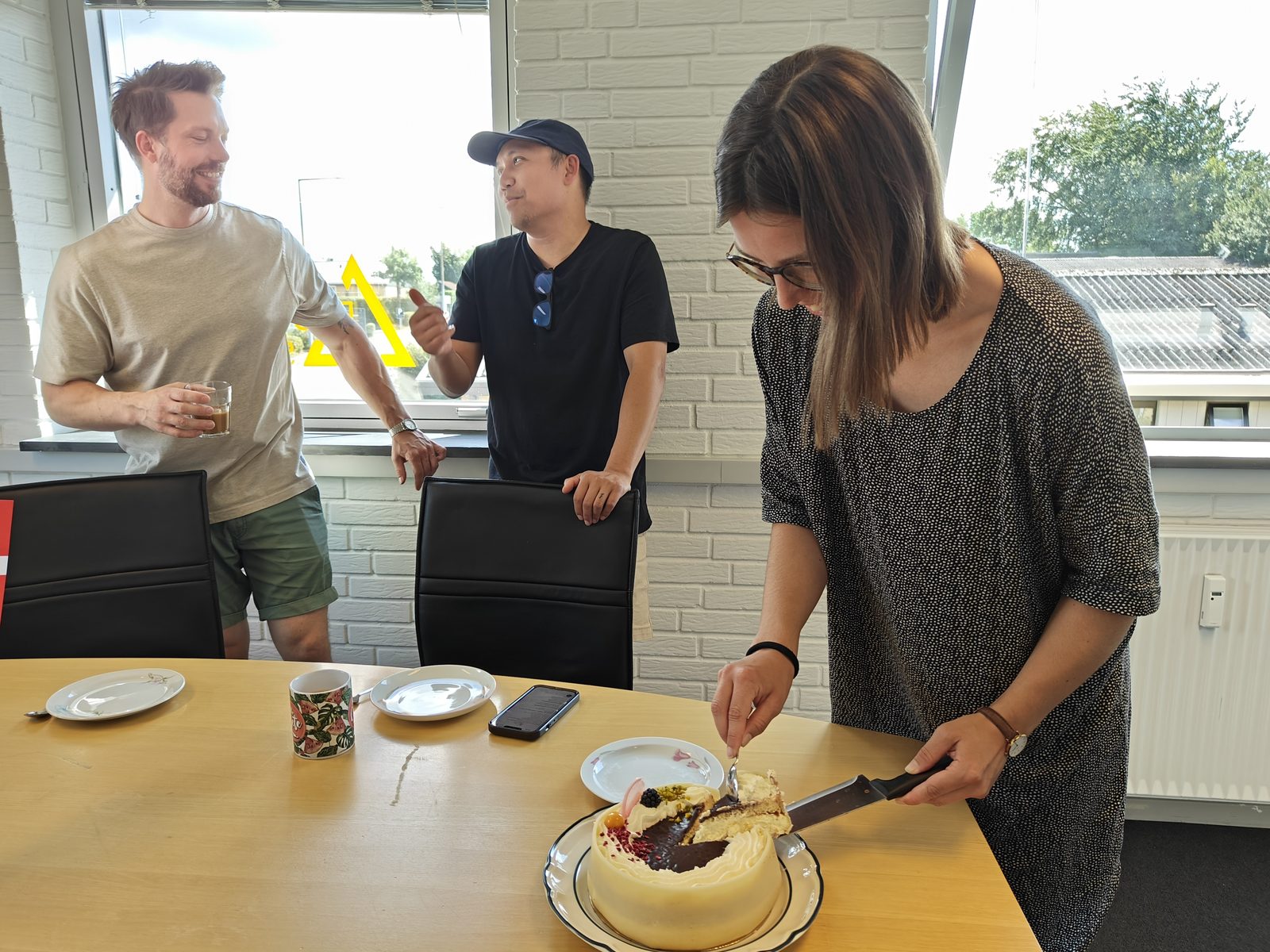 Holdet hos House of Leads samlet til fælles morgenbriefing på kontoret
